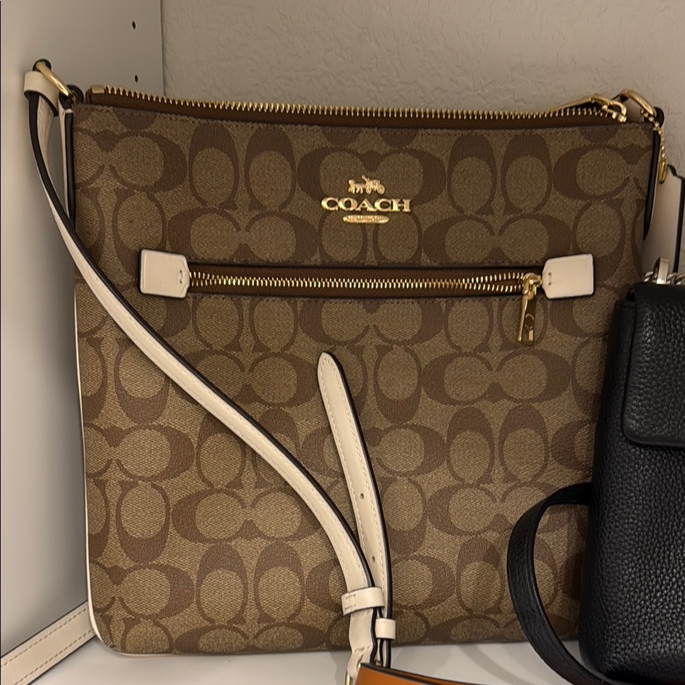 Coach Brown Crossbody Bag .